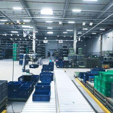 „Kalle“ heißt die neue Pick-and-Place-Lösung von Leadec im Leergutmanagement-Prozess eines Automobilherstellers. Der Cobot erkennt Kleinladungsträger automatisch, greift und stapelt sie. (Bild: Leadec)