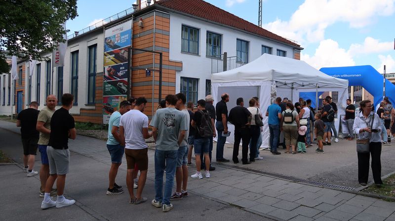 Schlangestehen schon vor dem Beginn der Veranstaltung. Leider schweigt sich LKQ Stahlgruber über die exakte Besucherzahl aus. (Bild: Diehl – VCG)