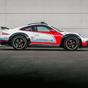 Auf Basis der Elfer-Reihe 911 wurde eine entsprechende Neuinterpretation mit verstärkten Radhäusern und hochgebockter Karosserie aufgelegt.(Bild:  Porsche)