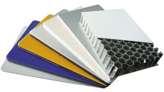 Sandwichtplatten mit Aluminiumdeckblatten und Kunststoff- oder Wabenkern.  (Bild: 3A-Composites)