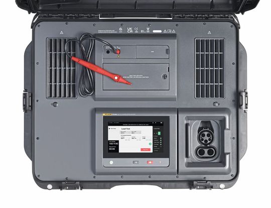 Bild 1: Der FEV500 Analysator für DC-Schnellladestationen ist ein tragbares, einsatzbereites Werkzeug, das die Prüfung, Validierung und Dokumentation von DC-Schnellladestationen vereinfachen soll. Es simuliert das Laden echter Elektrofahrzeuge bis zu 2,4 kW.(Bild:  Fluke)
