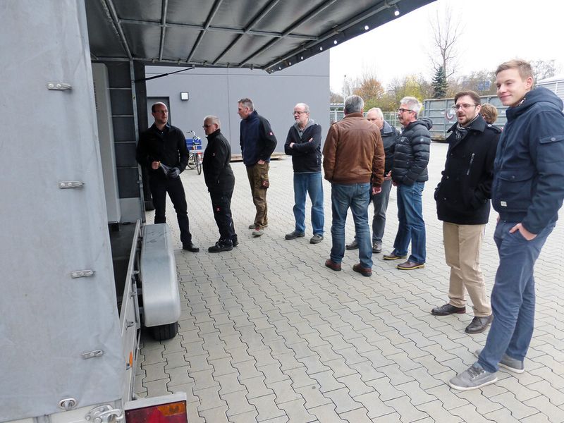 Gespannte Gesichter: Nonn hat die relevanten Kollegen von Samson zum Roadshow-Besuch von Aldama eingeladen. (Bild: Finus)