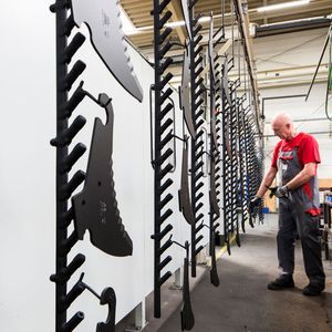 Sämtliche Werkzeuge für die Produktion der unterschiedlichen Schneidegeräte werden beim Mittelständler Jäkel im nordhessischen Diemelstadt im eigenen Werkzeugbau entwickelt und hergestellt. Stahllegierungen von Thyssenkrupp optimieren deren Eigenschaften, heißt es.