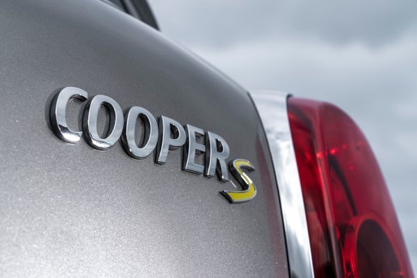Der MINI Cooper S E Countryman ALL4 ist der erste Mini, bei dem ein Plug-in-Hybrid-Antrieb die Möglichkeit zu rein elektrischer und damit lokal emissionsfreier Mobilität eröffnet. (Mini)