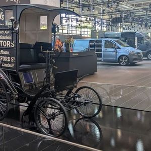 ... und stellte gleichzeitig den Benz Combinations-Lieferungswagen von 1899 aus. Dabei handelt es sich dem Hersteller zufolge um einen der ältesten noch fahrbereiten Transporter der Welt.(Bild:  Simon – VCG)