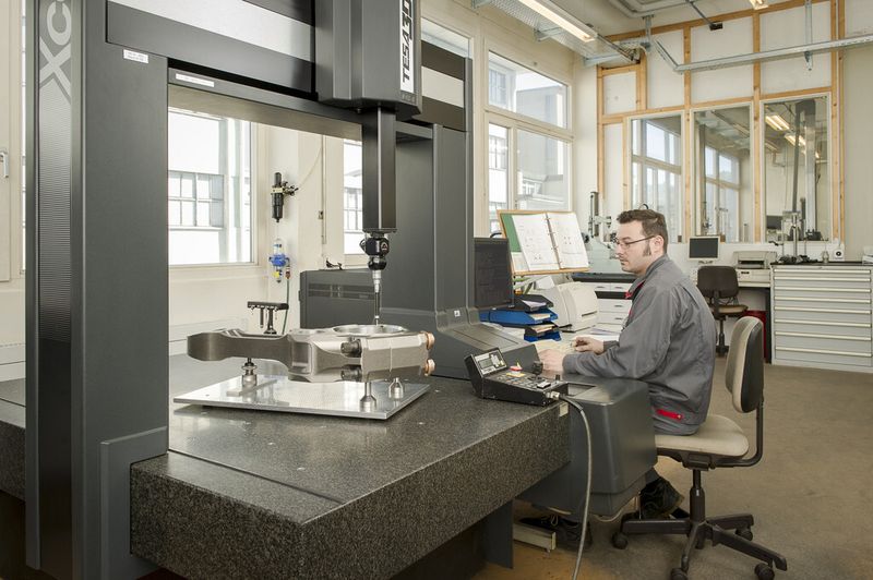 Vermessen eines Hochleistungs-Pleuels für Industrie- und Schiffsmotorenbau in dem klimatisierten Messraum der RCM ESTECH. (Bilder: Thomas Entzeroth)