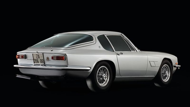Der Mistral hieß anfänglich 3500 GT 2posti und war als Coupé sowie als Cabriolet lieferbar. Er wurde vonn 1963 bis 1970 produziert. Das Auto wies ein eigenständiges Chassis auf, das aus Rechteckrohren bestand und im hinteren Bereich als Kastenrahmen ausgebildet war. Es entstanden 828 Coupés und 123 Cabriolets.  (Bild: Maserati)