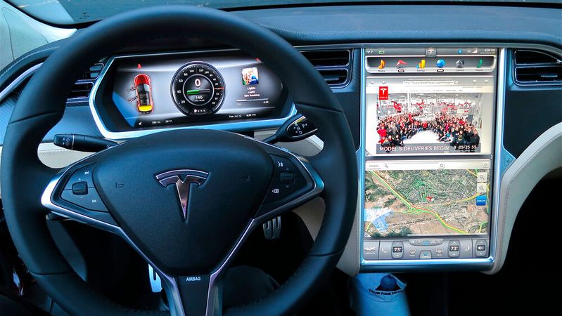 Bei älteren Tesla-Modellen kann es zu Bildschirm-Fehlfunktionen kommen.(Bild:  Tesla Model S Deliveries /Steve Jurvetson / CC BY 2.0)