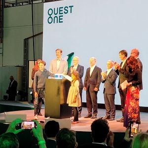 Der Moment der Eröffnung: Zwei Kinder haben den Knopf gedrückt, um die Fabrik offiziell in Betrieb zu nehmen. Mittig in der Gruppe zu sehen: Bundeskanzler Olaf Scholz.(Bild:  PTJ/ Katharina Stranzenbach)