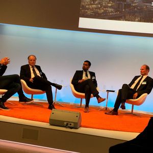 Hochkarätige Diskussionsrunde zur Digitalisierung in der Prozessindustrie auf dem Digital Gipfel (v.l.nr.): Matthias Schrader (Sinner Schrader), Dr. Gunter Kegel (Pepperl+Fuchs), Sieer Angar (Moderator), Dr. Martin Brudermüller (BASF), nicht im Bild ist Dr. Sonja Jost (Delexchem).(Bild:  Geipel-Kern/PROCESS)