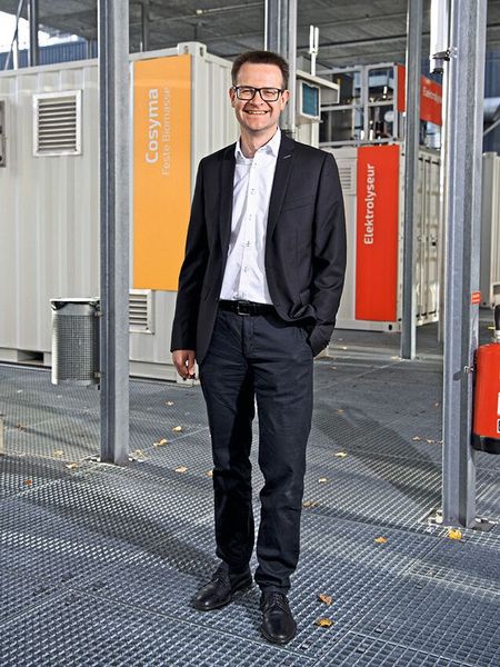 «Flugzeugtreibstoffe sind die Treibstoffe mit der höchsten Qualität. Wenn wir es schaffen, sie aus erneuerbaren Ressourcen herzustellen, dann können wir auch alle anderen Kraftstoffe synthetisieren.»
Thomas J. Schmidt, Leiter des Forschungsbereichs Energie und Umwelt am PSI (Bild: PSI)