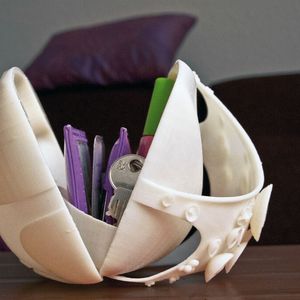 Nach dem Prinzip des „Fused Deposition Modeling“ (FDM) entstehen aus dem 3D-Drucker bereits fertige Handtaschenmodelle aus Kunststoff.