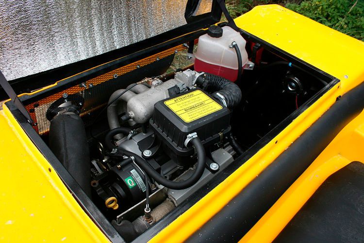 Beide Modelle verwenden den gleichen Heckmotor. Er kommt vom chinesischen Hersteller Chery. Der Dreizylinder mit 812 Kubikzentimetern Hubraum mobilisiert unter kernigem Auspuffklang 42 kW/57 PS. (ampnet)