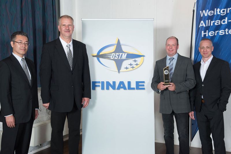 Ihm gratulierten (v.l.) Tomohiro Kubota, Geschäftsführer Subaru Deutschland, Jörg Kracke, Leiter Aftersales Subaru Deutschland, und Christian Amenda, Geschäftsführer Subaru Deutschland. (Ingrid Jost-Freie)