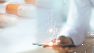 Kapseln enthalten Pellets, aber die mit Wirkstoffen beladenen Kügelchen können noch mehr. (Bild: © cassis, ipopba - stock.adobe.com; [M] VCG)