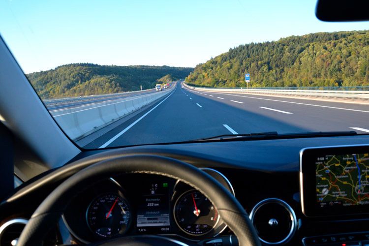 Das Auto fährt sich aber nicht nur Innerorts gut, der V-Klasse gefällt es auch auf Autobahn. (Foto: Michel)