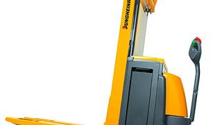 Die neuen Deichselstapler von Jungheinrich sind einem sogenannten Radarmhub ausgestattet, durch den die Stapler mehr Bodenfreiheit gewinnen. Bild: Jungheinrich (Archiv: Vogel Business Media)