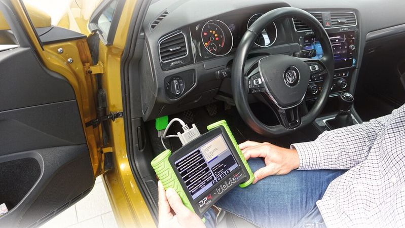 Während das Manipulieren des Kilometerstands mit einem Golf 7 testweise noch problemlos klappte, ist es bei einem Golf 8 bzw. Audi A3 nicht mehr möglich.(Bild:  Dominsky / »kfz-betrieb«)