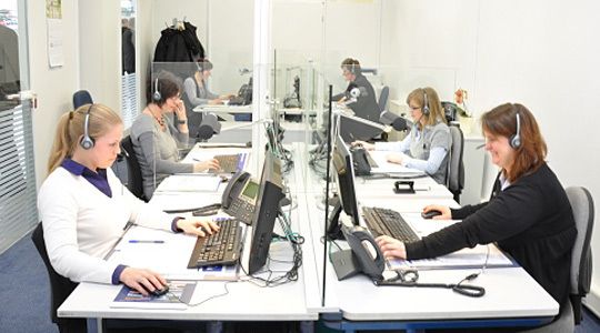 Im Kunden-Daten-Center sorgen sechs Mitarbeiterinnen dafür, dass die Kundeninformationen immer auf dem neuesten Stand sind. (Archiv: Vogel Business Media)