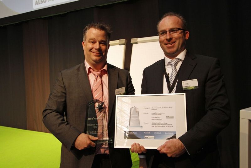 Patrick Pauly (links), Geschäftsführer von Pauly Büromaschinen, wird von Oliver Kaiser, Vice President Marketing bei ALSO Actebis, für die meisten Shop-Bestellungen und den höchsten Shop-Umsatz ausgezeichnet. (Archiv: Vogel Business Media)