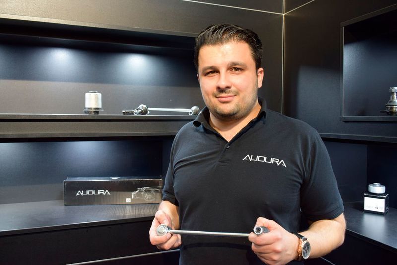 Stolz präsentiert Abdullah Uyar, Leiter Produktmanagement Audura, die neue Ersatzteil-Hausmarke. (Holz / »kfz-betrieb«)