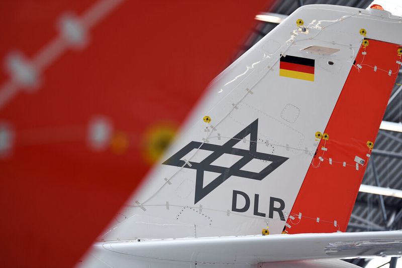 Für den Ground Vibration Test werden an den verschiedenen Teilen des Flugzeugs – hier das Leitwerk des neuen Istar – Beschleunigungsaufnehmer von Kistler angebracht. (DLR)