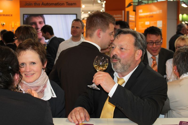 Am Dienstagabend wurde bei der Vogel Business Media am Messe-Stand in Halle 9 traditionell auf eine erfolgreiche Hannover Messe 2014 angestoßen. Gute Gespräche und Live-Musik von der Band „Famos“ sorgten bei den zahlreichen Standpartygästen für eine ausgelassene Stimmung. (Siegl/Vogel Business Media)