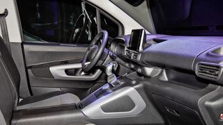 Die neue Sondererdition des Proace zeichnet sich unter anderem durch schwarze Designelemente im Innenraum aus. (Bild: Harald Dawo/Toyota)