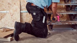 Neben Sicherheitsschuhen bietet Carhartt eine umfangreiche Auswahl an strapazierfähiger Arbeits- und Outdoor-Kleidung.  (Bild: Carhartt)