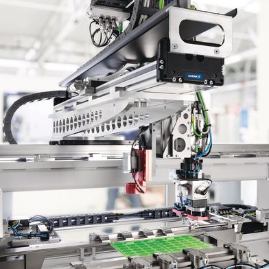 Der elektrische Kleinteilegreifer EGK von Schunk übernimmt an einer SLD-Lineardirektachse das präzise Teilehandling am Nutzentrenner. Die Kombination aus Greiftechnik und dynamischer Linearbewegung ermöglicht kompakte, automatisierte Handhabungsprozesse. (Bild: Schunk SE & Co. KG)