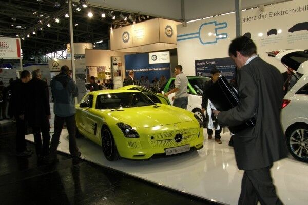 ... und der Supersportler SLS AMG Electric Drive (Bild: Thomas Kuther)