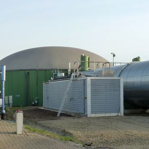 Technikumsanlage für Enzymversuche vor der Biogas-Praxisanlage in Hessisch Oldendorf