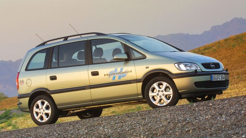 Der „Opel Zafira“ mutierte 2000 mit Brennstoffzelle zum elektrisch angetriebenen „Opel HydroGen1“ mit 55 kW/75 PS starkem Drehstrom-Motor. Unter der Vorderhaube sitzt ein Block von 200 in Reihe geschalteten Brennstoffzellen eine elektrische Spannung zwischen 125 und 200 Volt erzeugen.  (Bild: Opel / Stellantis)