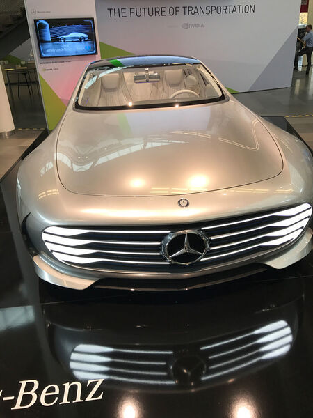 Der neue Mercedes wurde gut bewacht, damit keine Fingertapper auf dem Lack stören konnten.  (Ulrike Ostler/ Vogel IT-Medien GmbH)