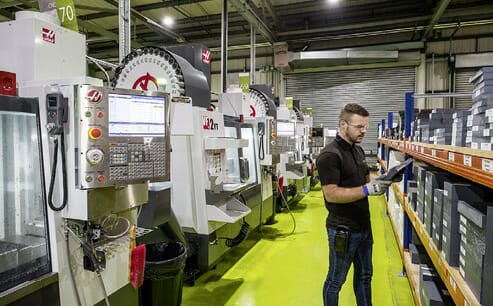 (CNC-Maschinen und Materiallager bei Protolabs. Bild: Protolabs)