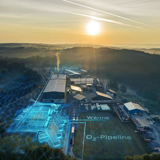 In Wunsiedel steht eine der größten deutschen Anlagen zur Erzeugung von grünem Wasserstoff. Jetzt aber steht der wirtschaftliche Betrieb infrage. Grund: Die bundesweite Strompreisbremse verhindert einen kostengünstigen Einkauf von grünem Strom. (Bild:  https://www.wun-h2.de)