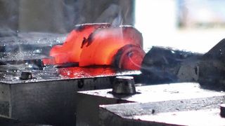 Mehrdirektionale Schmiedewerkzeuge werden bei einer verkürzten Prozesskette stärker beansprucht. Das Ausmaß des erhöhten Verschleißes haben Forscher jetzt untersucht. (IPH)