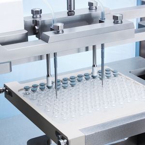 Auf der Interpack 2014 präsentiert Bosch Packaging Technology die neue Füll-und Verschließmaschine FXS Kombi für vorsterilisierteSpritzen, Vials und Karpulen im Nest.