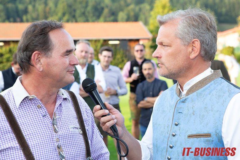 Tom Meiler begrüßt am Abend Werner Nieberle, Geschäftsführer der Vogel IT-Medien... (Bild: Vogel IT-Medien GmbH)