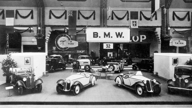 Vor 90 Jahren Star der Berliner Automobil-Ausstellung: Der BMW 315/1 debütierte als erste sportliche Eigenentwicklung der bayerischen Marke. Der 315 war ein kleiner Pkw, den BMW in Eisenach von 1934 bis 1937 als Nachfolger des 303 baute. Er besaß einen Reihensechszylinder mit zwei Solex-Flachstromvergasern und 1.490 cm³ Hubraum, der bei 4.000 1/min eine Leistung von 34 PS/25 kW abgab. (Bild: BMW)