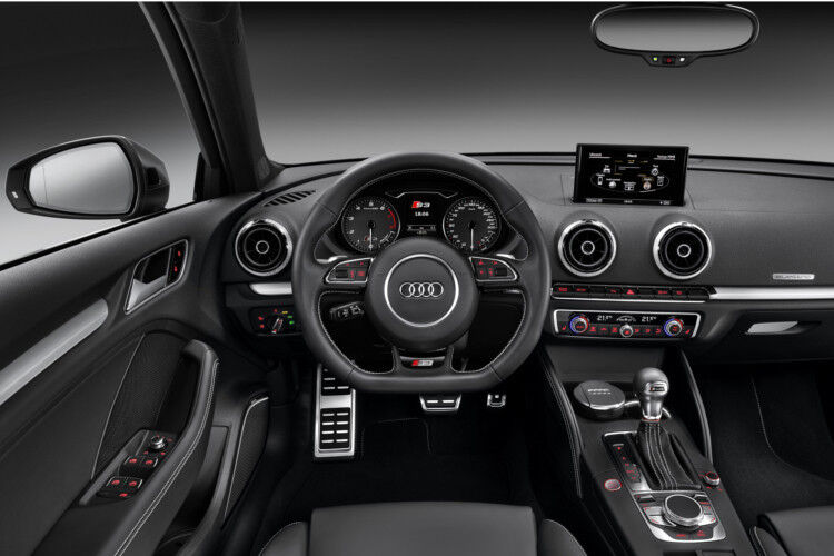 Im Inneraum gibt sich der S3 betont sportlich und überzeugt mit hochwertigen Materialien. (Foto: Audi)