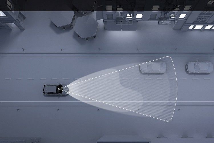 Sicherheit bei Nachtfahrten: Der Fernlichtassistent schaltet automatisch zwischen Abblendlicht und Fernlicht um. (Grafik: Toyota)