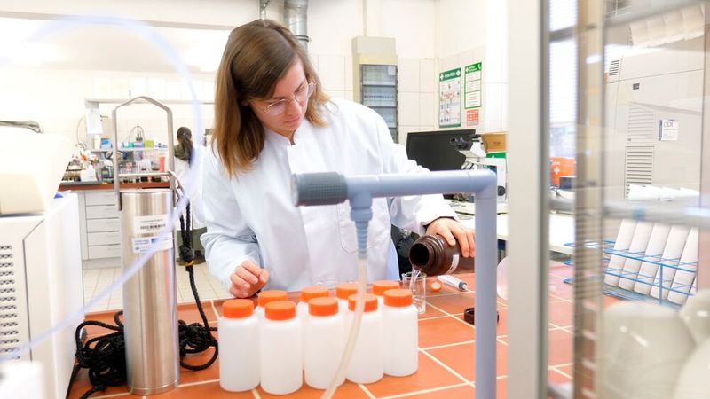 Alena Seidenfaden von der Universität Rostock bearbeitet eine Wasserprobe im Labor zur weiteren Untersuchung. (Bild: EU 4 Regions)
