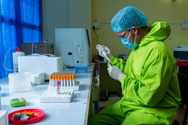 “ACS Essentials of Lab Safety for General Chemistry” will be available on October 1, and students at participating institutions may begin using the course during the fall 2021 academic semester. (Public Domain)