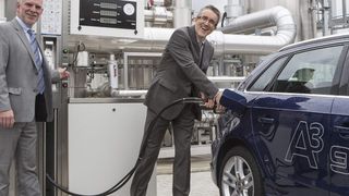 Die größte industrielle Power-to-Gas Anlage ist gestern in Werlte eingeweiht worden. Heinz Hollwerger (re.), Leiter Entwicklung Gesamtfahrzeuge bei Audi, und Jochen Flasbarth (li.), Präsident Umweltbundesamt, freuen sich, dass der Audi A3 G-Tron zukünftig synthetisches Methan tanken kann. (Bild: Audi)