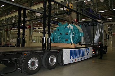 Selbst komplette Lastzüge haben in der Halle Platz, um die Getriebe bequem zu verladen.  Bilder: Schäfer (Archiv: Vogel Business Media)