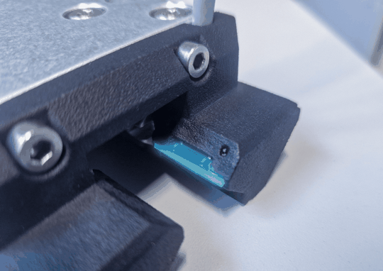 Der Sensor des Messsystems ist in den 3D-gedruckten Kunststoffabstreifer integriert. Der Abstreifer säubert das magnetische Maßband und erlaubt es dem Sensor, die Position des Laufwagens exakt zu messen.(Bild:  Franke)