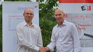 Manuel Wannemacher, Vorstand der Cloud4you AG (links), und Gerhard Strauss, Geschäftsführer von A+B Solutions, möchten mit MES- und PLM-integrierter Software in Kombination mit erstklassigen Cloud-Lösungen auch ihren KMU-Kunden ermöglichen, ihre Fertigung ohne erhebliche Investitionen effizient zu digitalisieren. (Bild: A+B Solutions)