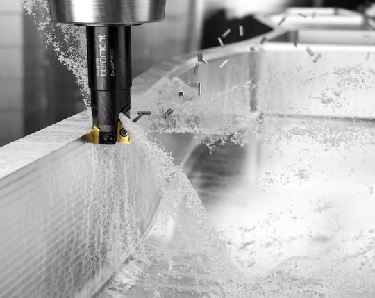 Direkt gepresst, wird das Eckfräsen zum Fest! Sandvik Coromant bietet mit dem neuen 90-Grad-Eckfräser Coromill MS20 ein System an, das die Produktivität steigert. Eine Besonderheit sind die direkt gepressten Wendeschneidplatten des Werkzeugsystems ...(Bild:  Sandvik Coromant)
