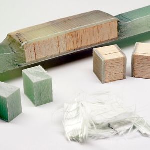 Balsaholz und glasfaserverstärkter Kunststoff: Diese und andere wertvolle Rohstoffe machen Windkraft-Rotorblätter leicht und hochstabil. Lösbare Harzsysteme sollen künftig eine sortenreine Rückgewinnung ermöglichen.(Bild:  Fraunhofer WKI)